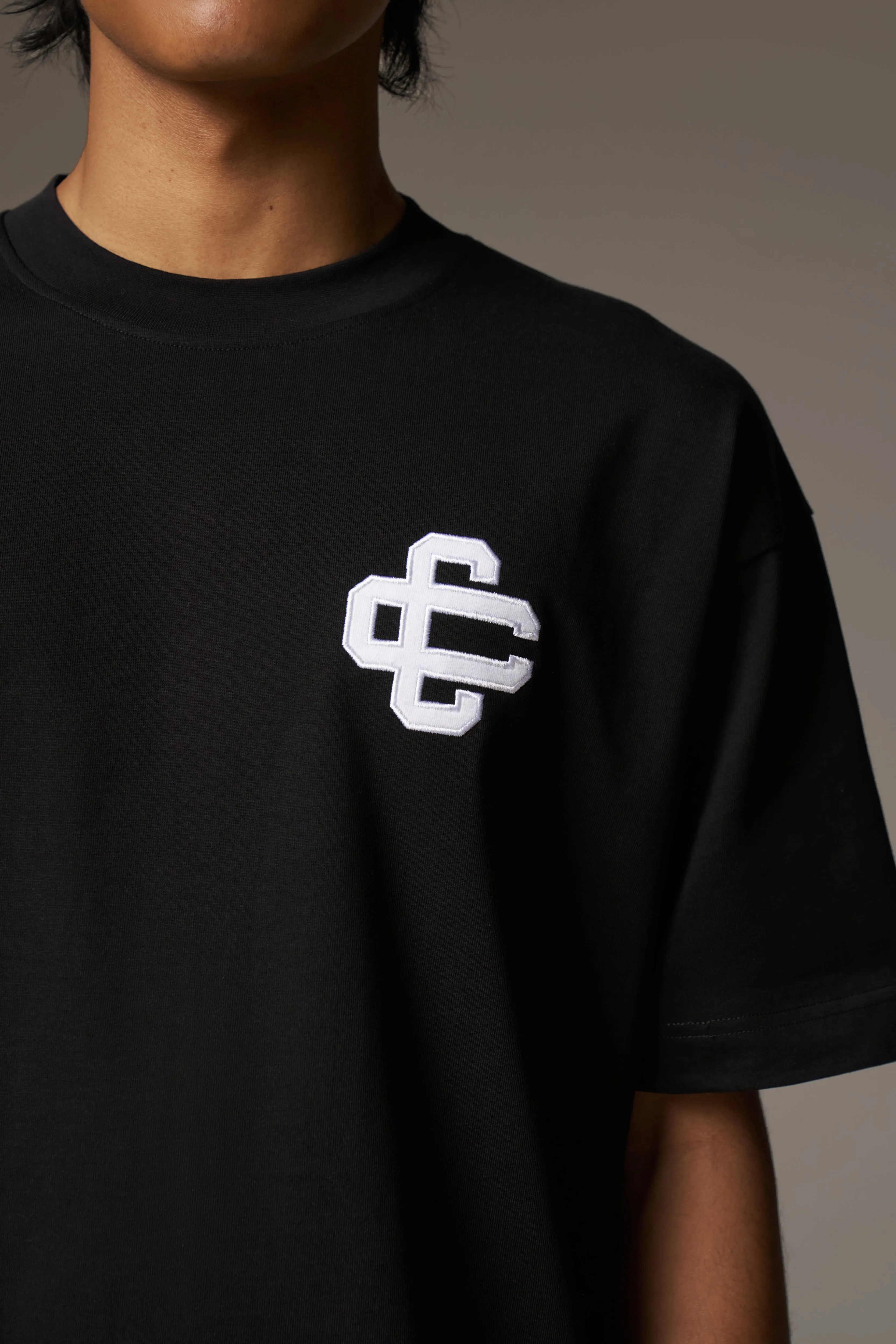 APPLIQUE EMBLEM T-SHIRT - BLACK
