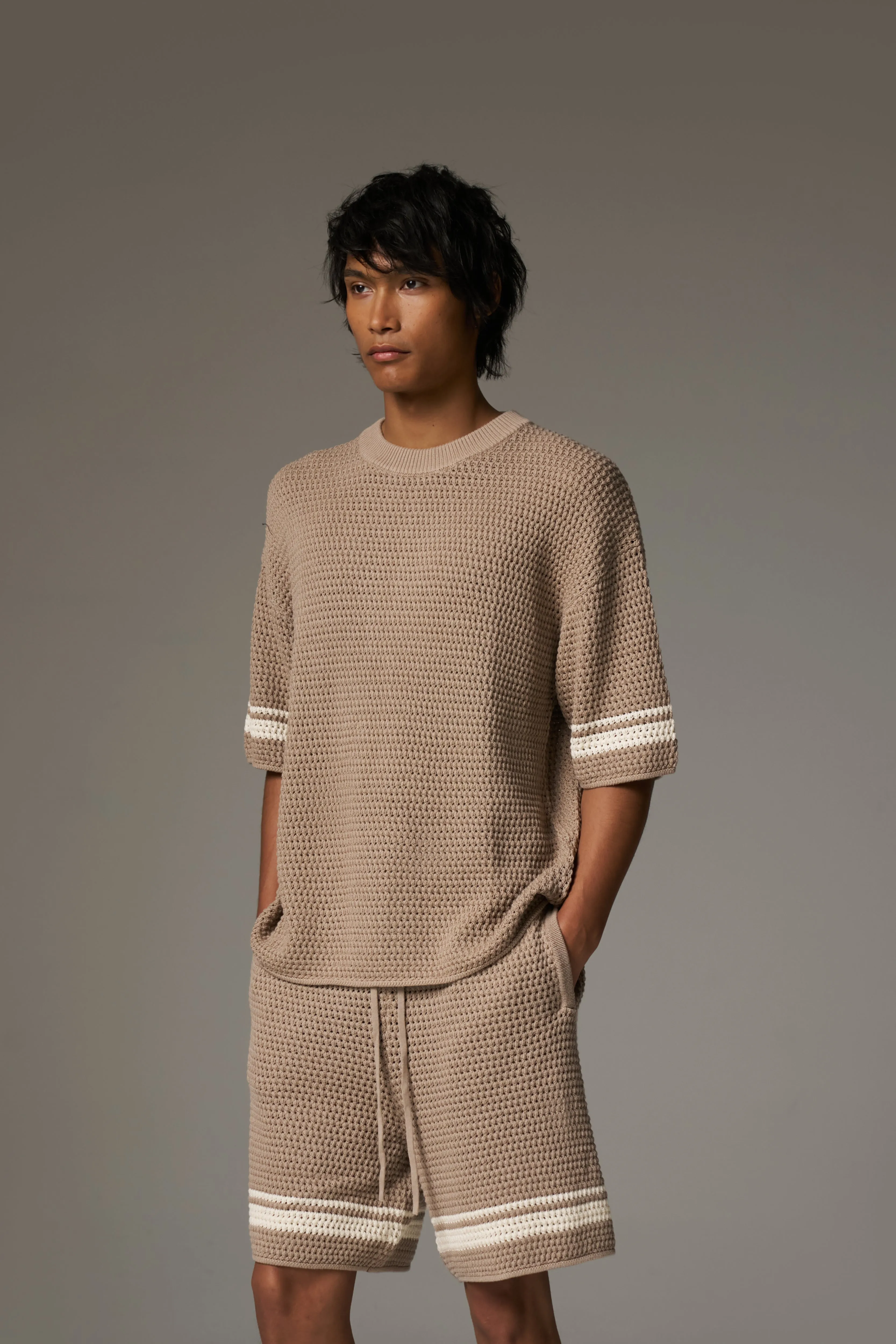 CROCHET KNITTED CONTRAST STRIPE T-SHIRT - BROWN