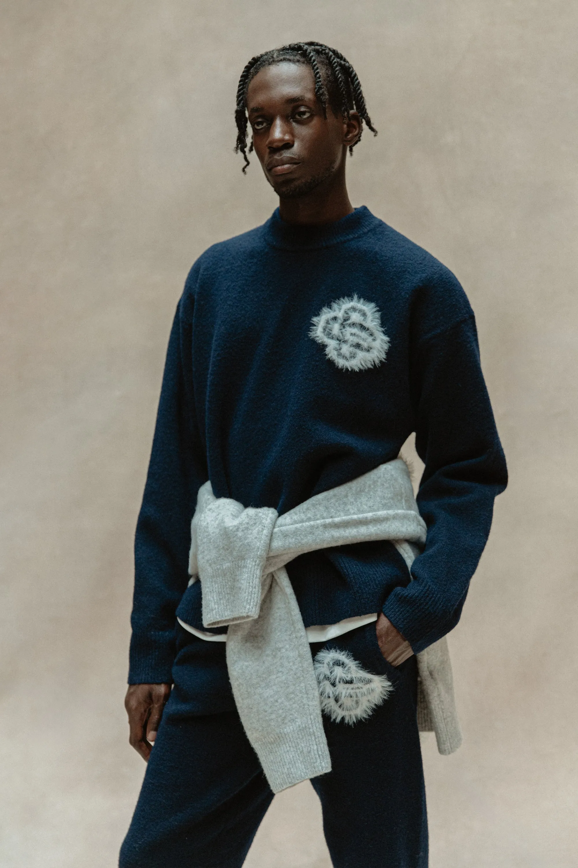 FLUFFY EMBLEM KNITTED CREW - NAVY