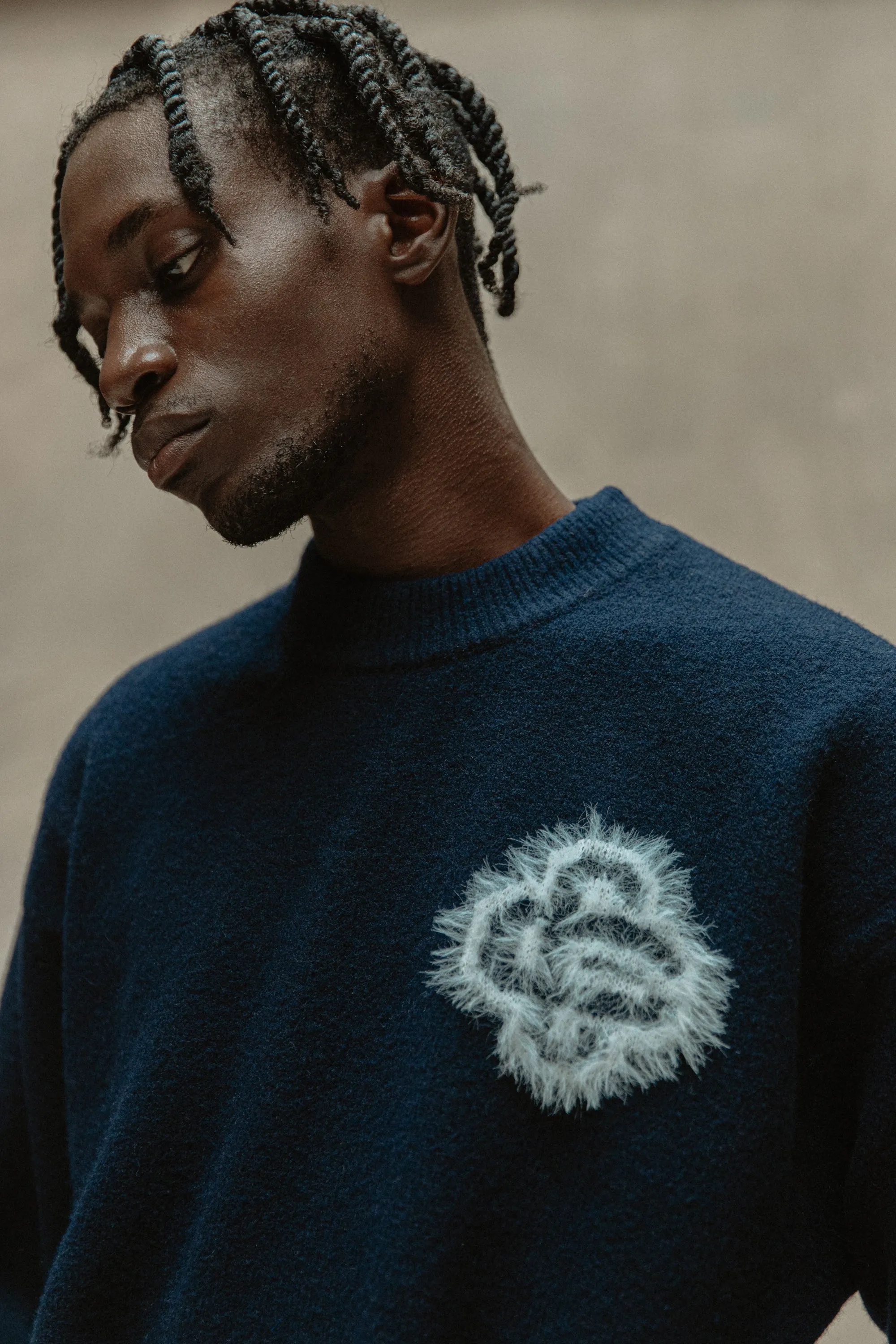 FLUFFY EMBLEM KNITTED CREW - NAVY