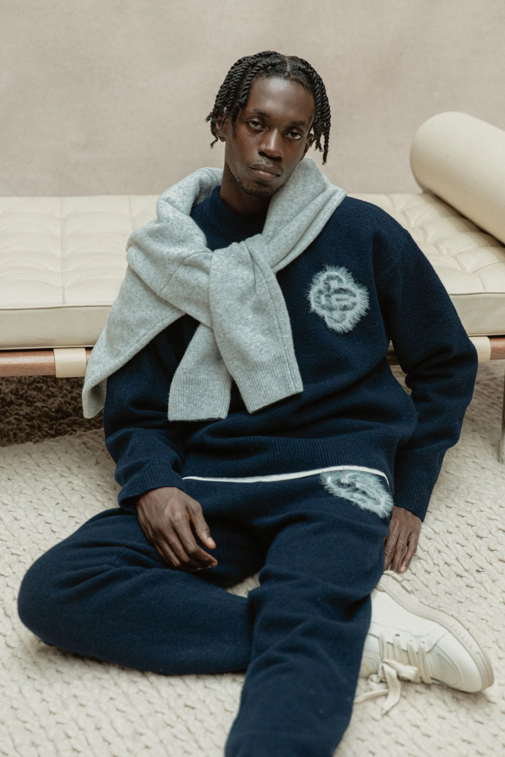 FLUFFY EMBLEM KNITTED CREW - NAVY